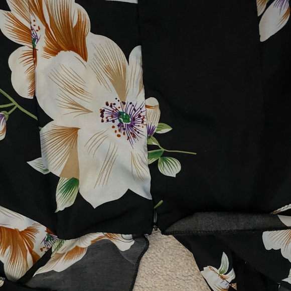 floral dress with beautiful feminine touches - Picture 6 of 6